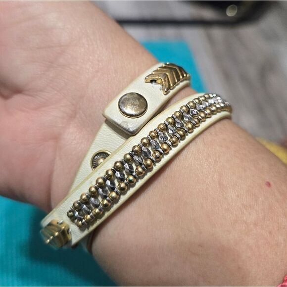 Stella & Dot Gilded Path Double Wrap White Leather & Gold Arrow Bracelet - Picture 3 of 8